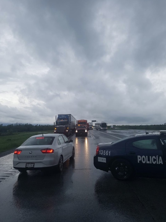 Inundaciones provocan cierre en la carretera Monterrey-Nuevo Laredo