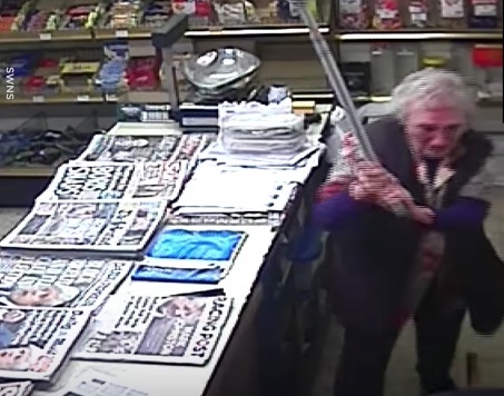 Mujer de 82 años golpea con su bastón a ladrón en una tienda