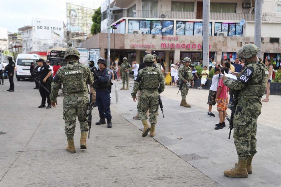 Autoridades federales detienen a 70 personas de un grupo delictivo en Guerrero