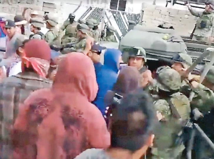 Se enfrentan más de 100 civiles con el ejército en Puebla
