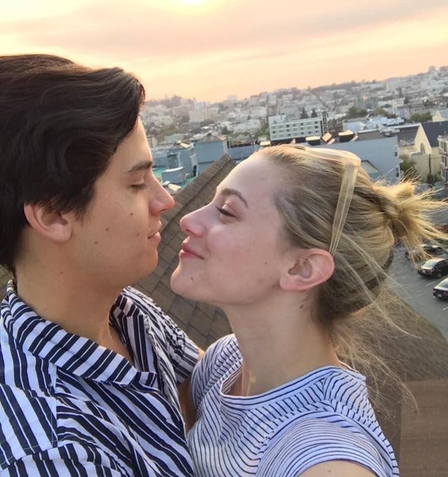 Lili Reinhart y Cole Sprouse siguen juntos