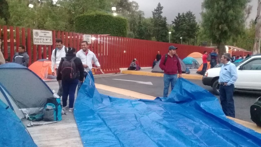 Instala la CNTE plantón en las afueras de la Cámara de Diputados