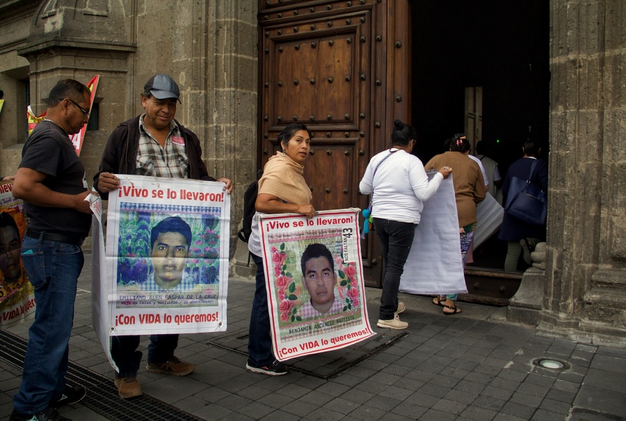 Se reúne López Obrador con padres de normalistas de Ayotzinapa