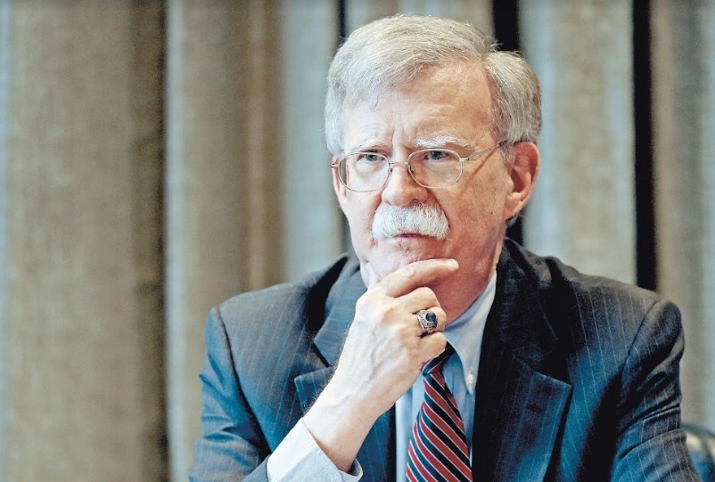 Trump destituye a Bolton por