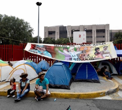 ...Y los rijosos acuerdan con AMLO plazas sin evaluación