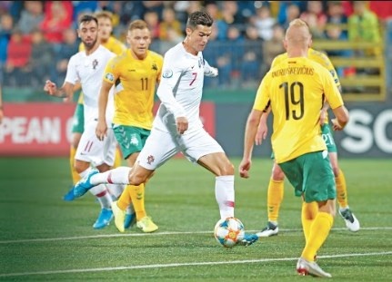 Tras póker, Cristiano escala a la cima del goleo de selecciones