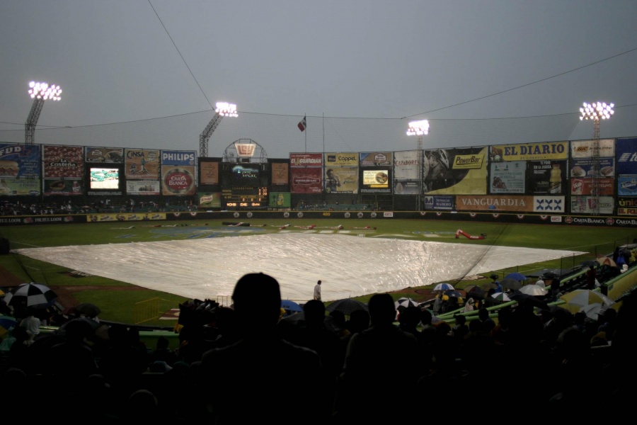 Piden prohibir que dinero público se invierta en estadios privados