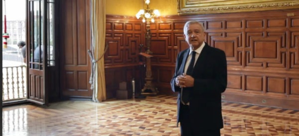 Con aguas frescas y sin alcohol, AMLO invita a dar El Grito en el Zócalo