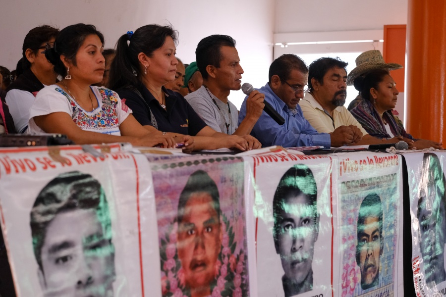 Padres de desaparecidos de Ayotzinapa se reunirán con Gertz Manero