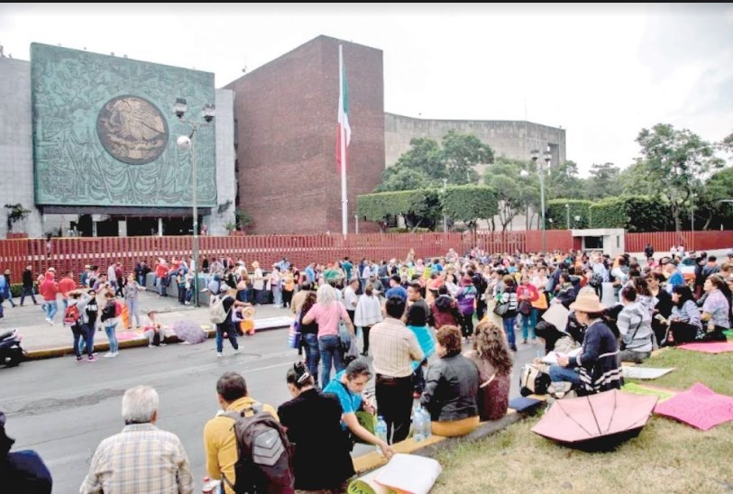 Plantón de CNTE deja a 2 mil niños sin clases