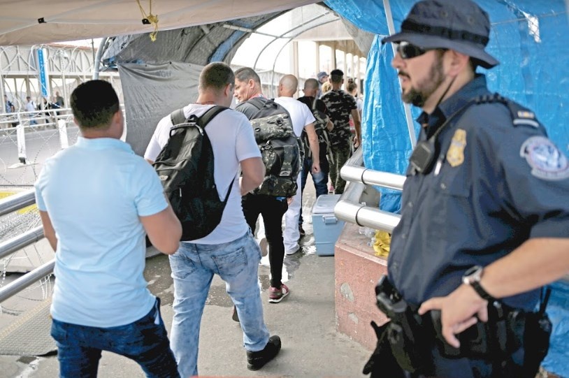 Corte de EU aprueba que nieguen asilo a migrantes