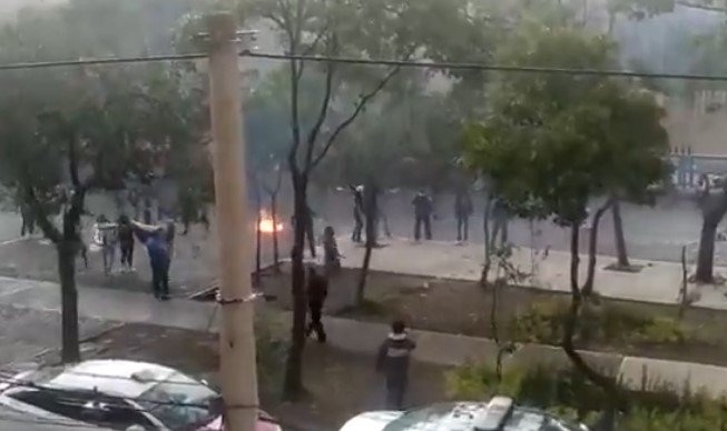 Presuntos porros estallan petardos y realizan quemas frente a la Prepa 8