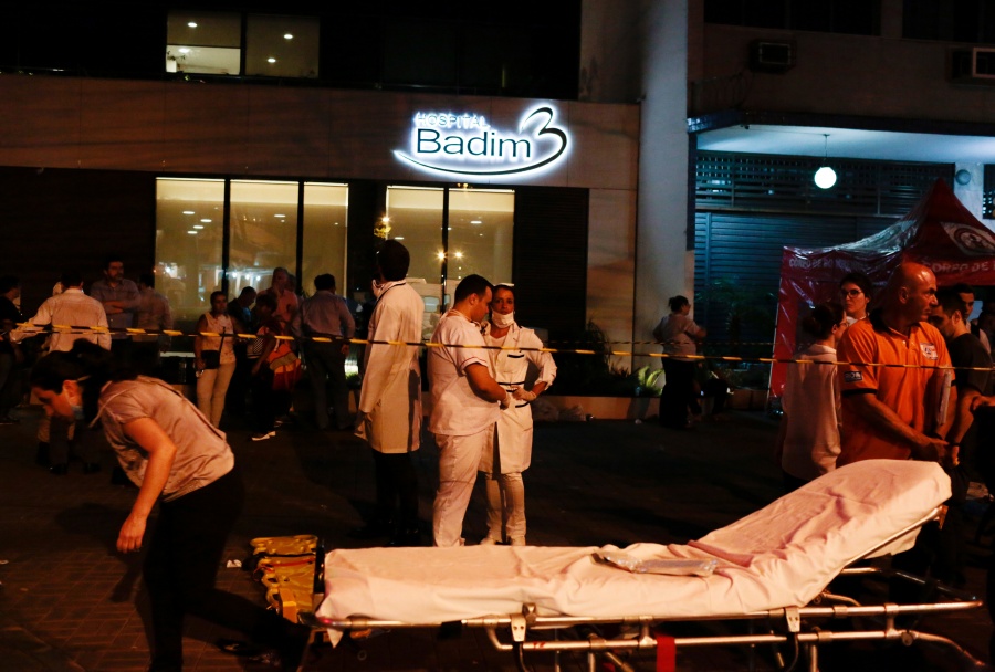 Suman 11 muertos por incendio en hospital de Río de Janeiro