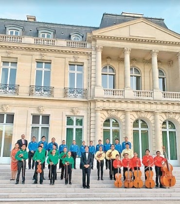 Talento del coro Azteca deslumbra en París