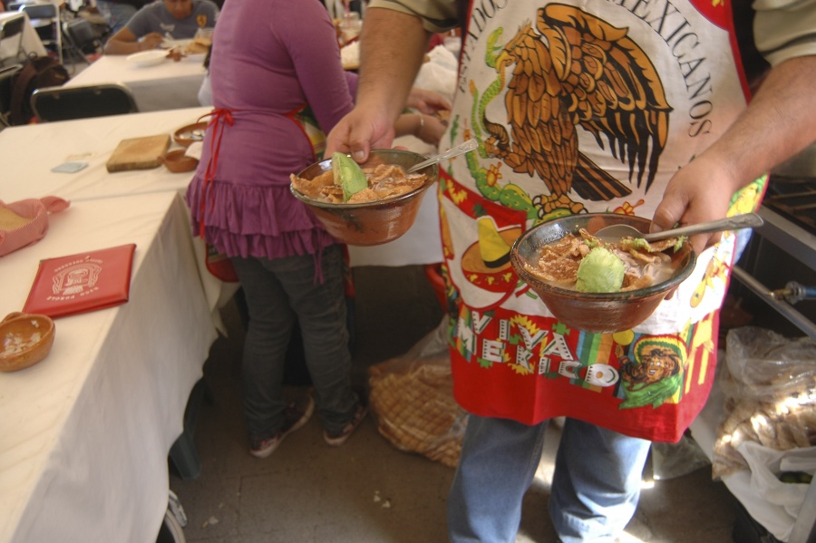 Pozole de pollo, tostadas horneadas y crema light, opción para evitar subir de peso en fiestas patrias