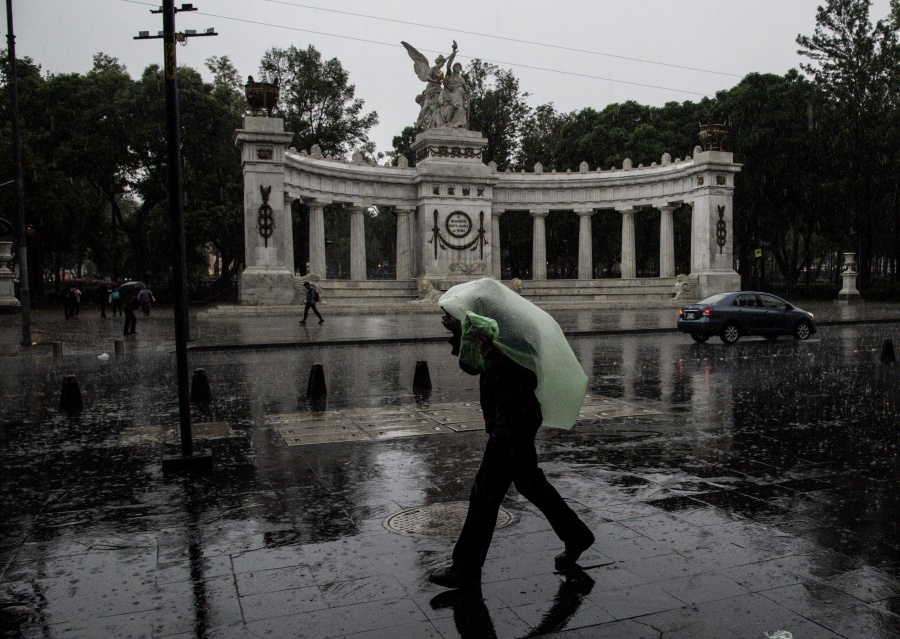 ¡No olvides el impermeable!, pronostican lluvias en Valle de México para esta noche del Grito