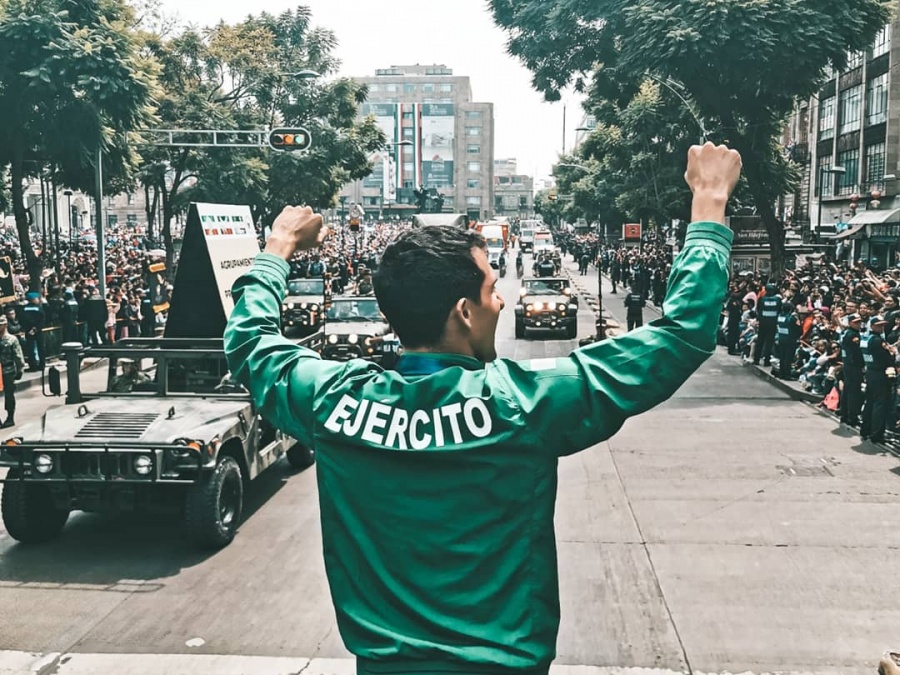 Deportistas militares y atletas navales orgullosos participantes del Desfile de Independencia