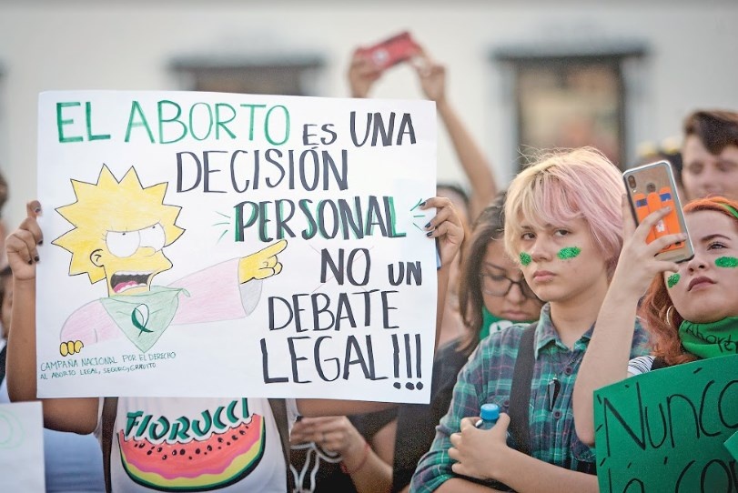 Ley también prevé que acusadas de aborto sean excarceladas