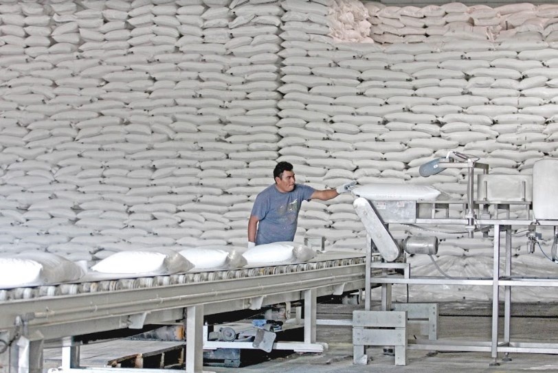 México vende más azúcar barata a EU, éste la encarece