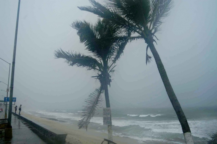 Huracán Lorena toca tierra al noreste de Playa Pérula, Jalisco