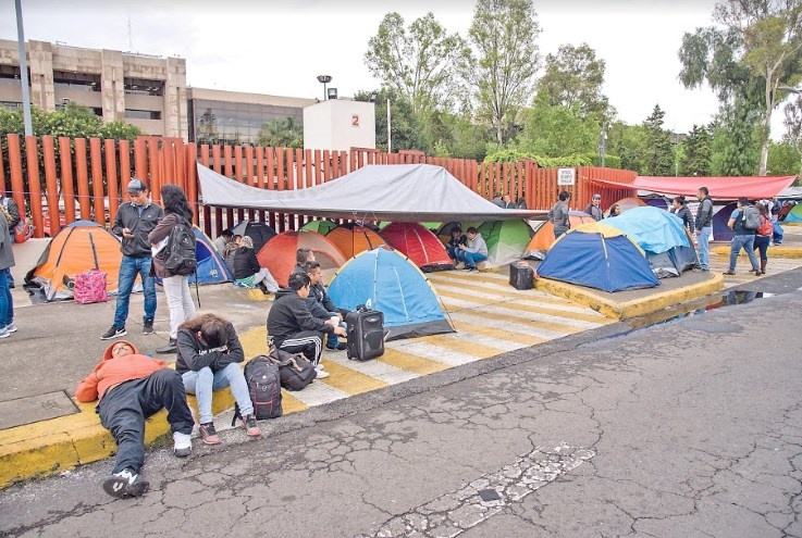 Morenistas complacen a CNTE con pase automático y control de plazas