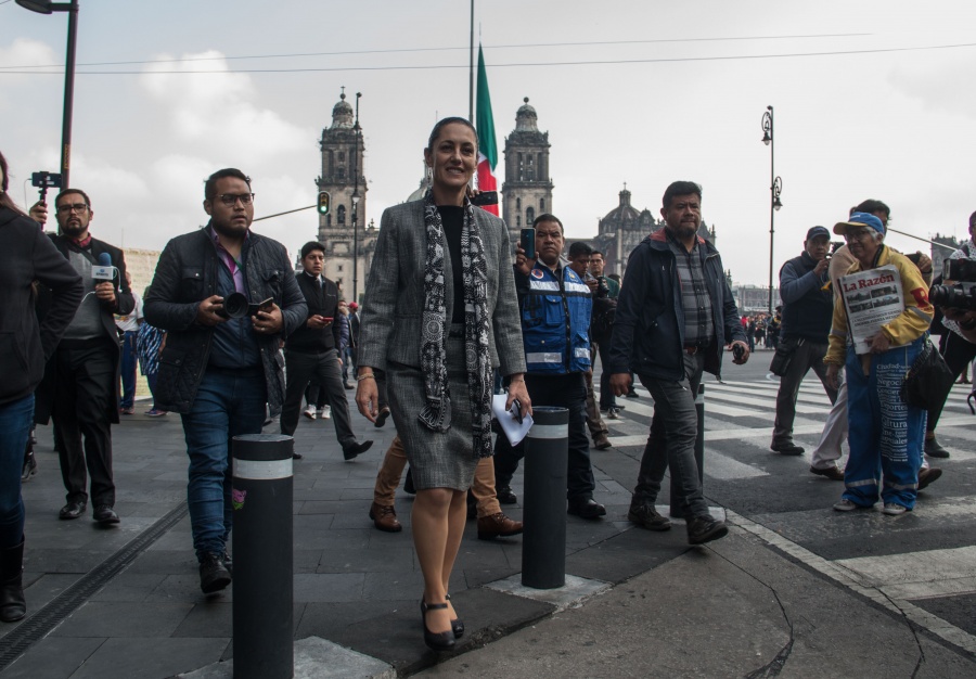 En orden y calma, desalojan oficinas del gobierno capitalino