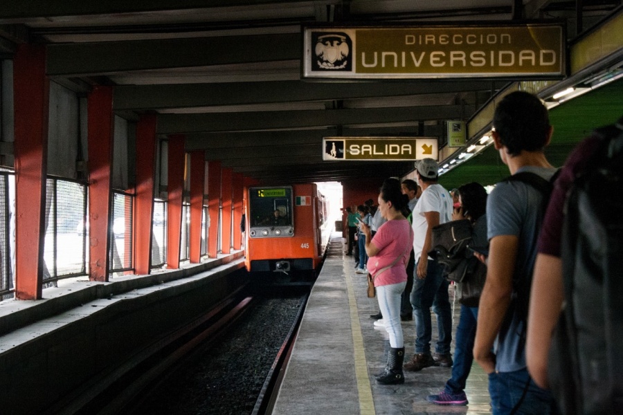 Hombre corre por vías del Metro en Línea 3