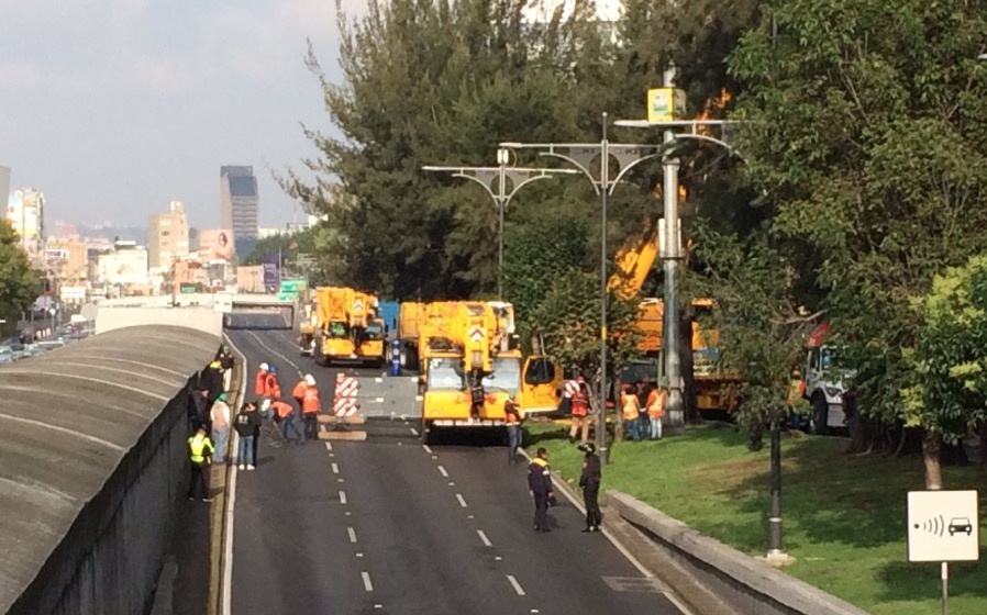 Cierran circulación en Viaducto por retiro de espectacular