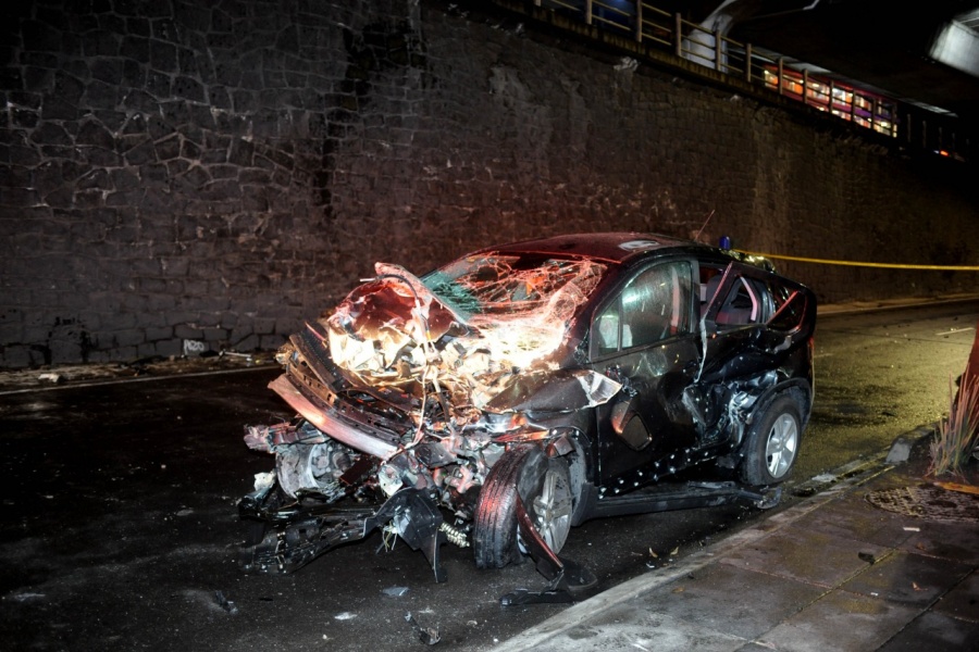 Un muerto y dos heridos al caer un auto del segundo piso de Periférico