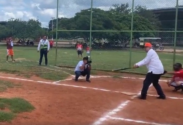VIDEO: AMLO hace una parada en Yucatán para jugar softbol