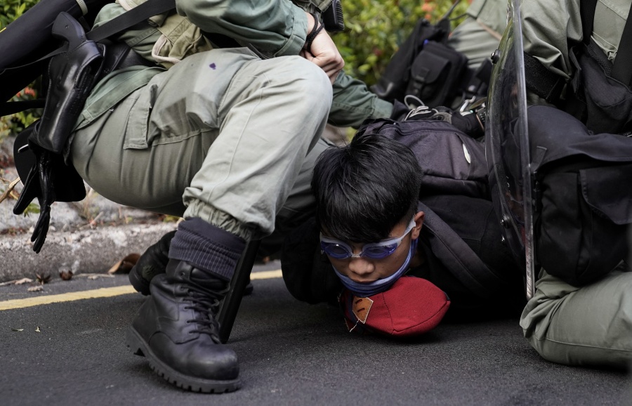 VIDEO: Policías y manifestantes se enfrentan en centro comercial de Hong Kong