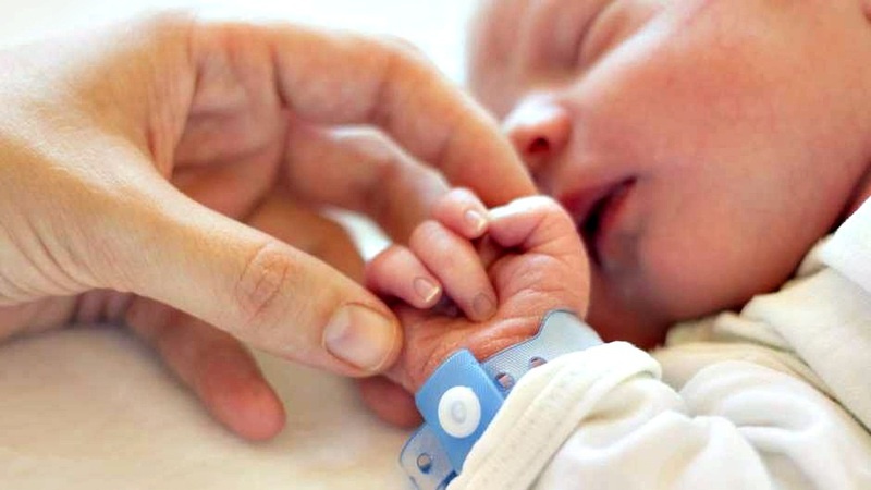 Parto vaginal y por cesárea repercutirían de manera distinta en sistema inmune del bebé