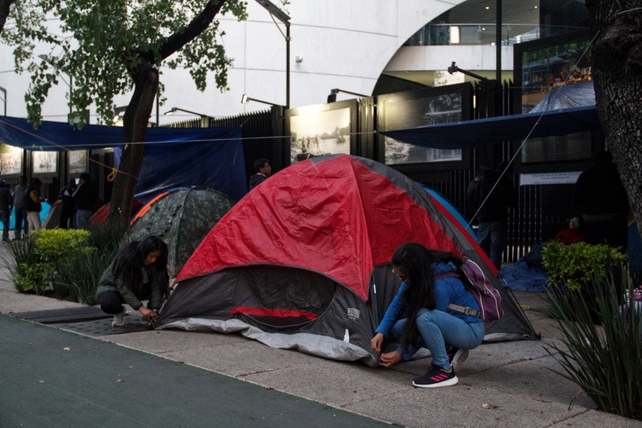 Pese a plantón, trabajadores del Senado ingresan sin problema