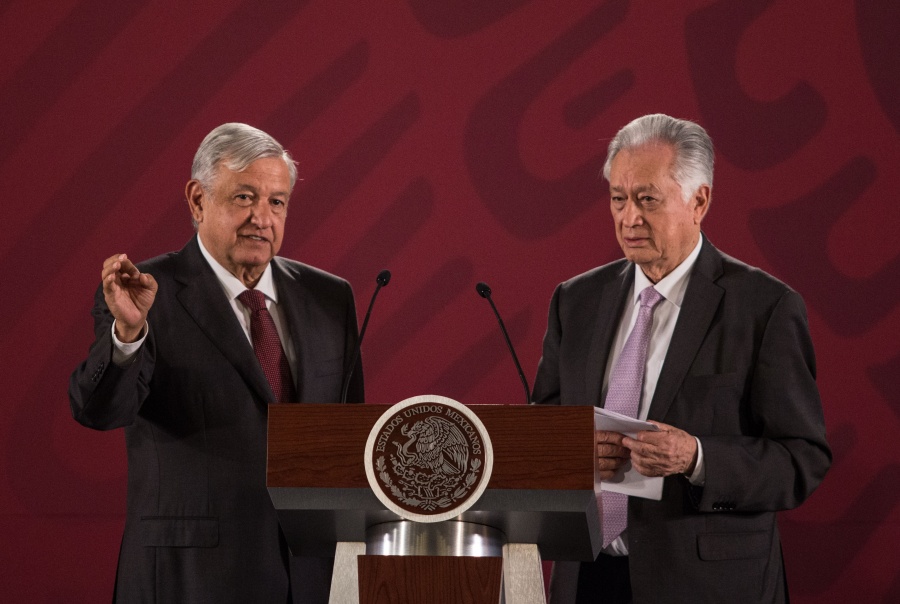 Acusa AMLO campaña de conservadores contra Bartlett
