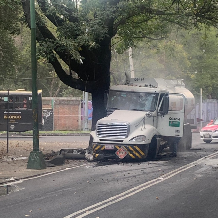 Retiran derrame de combustible en lateral de periférico; impacta pipa de Pemex