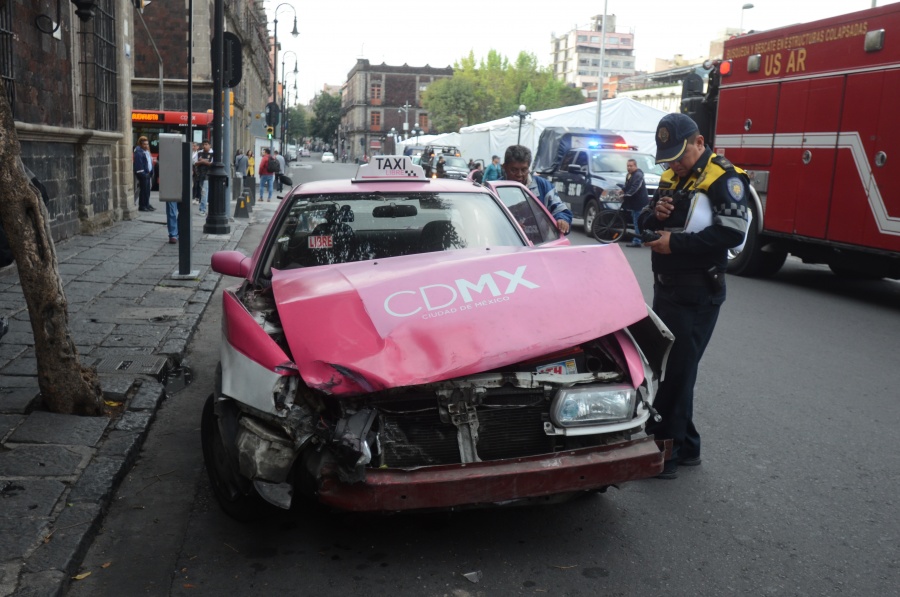 Choque de taxi y patrulla en Centro Histórico deja al menos siete heridos