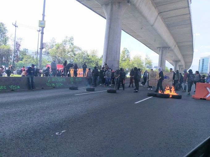 Encapuchados bloquean Periférico y queman llantas a la altura de Insurgentes