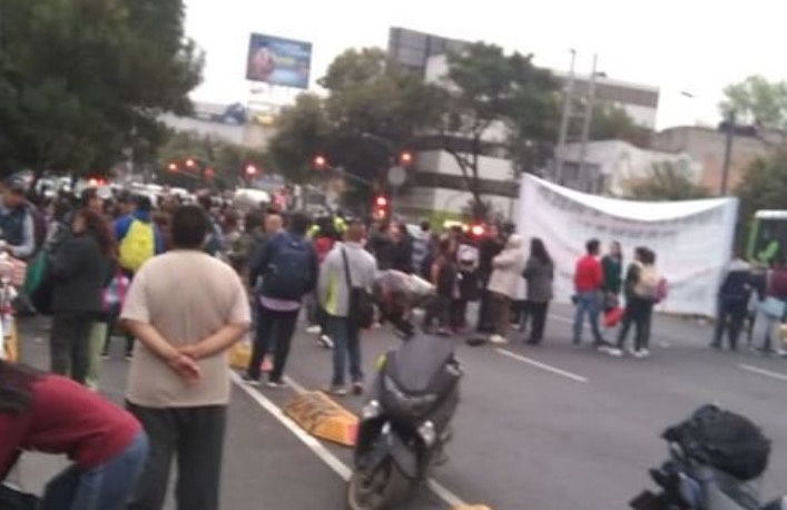 Manifestantes bloquean avenida Chapultepec para exigir indemnización de estudiante