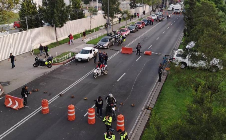 Policías Federales inconformes bloquean Periférico y las inmediaciones del AICM