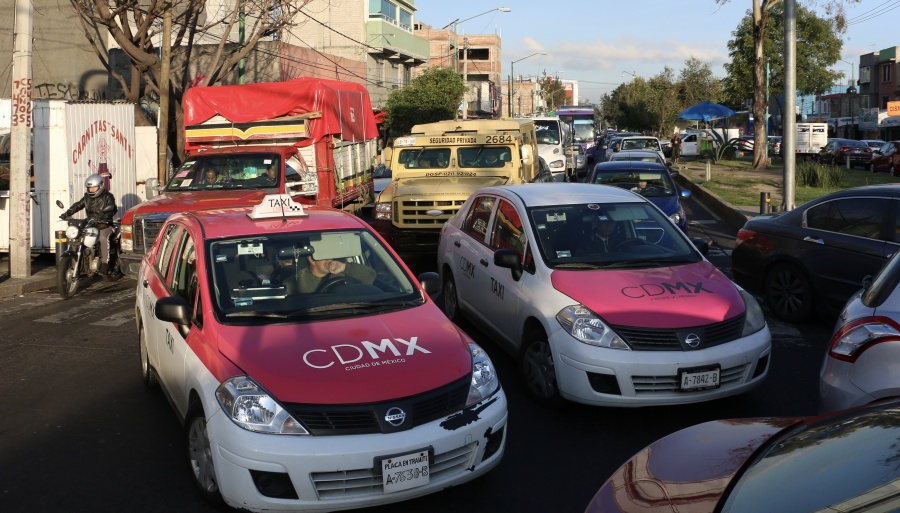 Los taxistas colapsan con bloqueo la vía México-Toluca