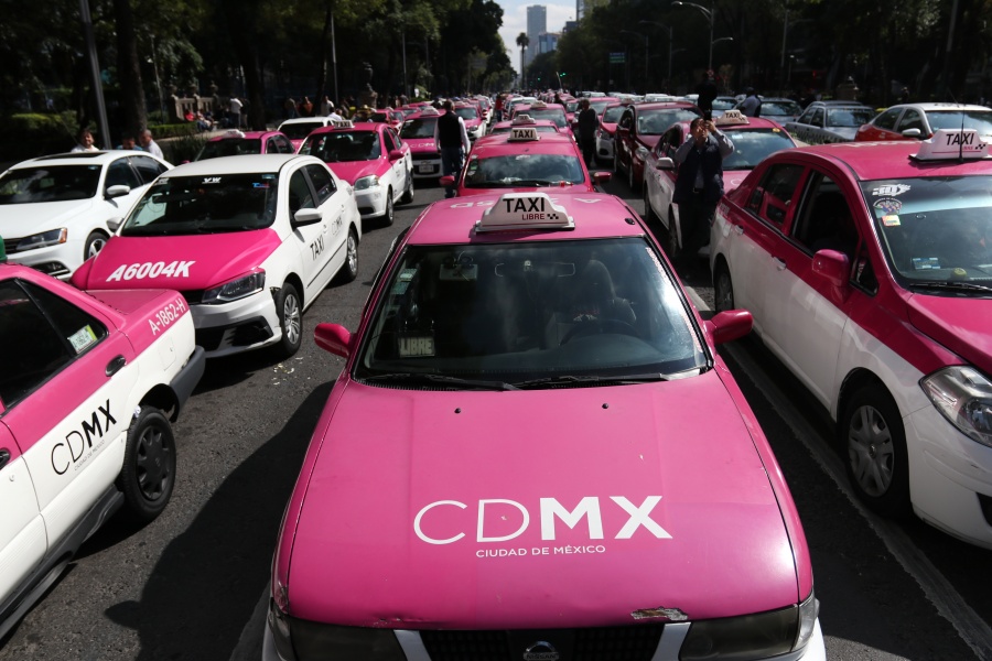 Taxistas se reúnen con autoridades en Segob