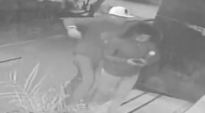 Ladrón aplica “llave china” a joven para robar su celular en Tlatelolco