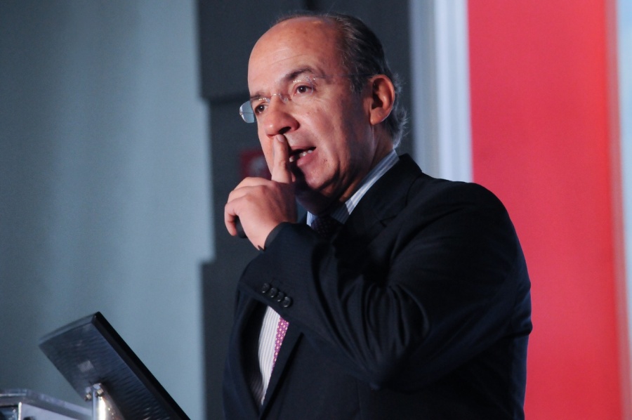 Cancela Felipe Calderón participación en conferencia del Tec de Monterrey