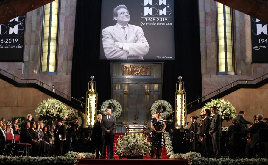 Reportan 35 mil personas en homenajes a José José