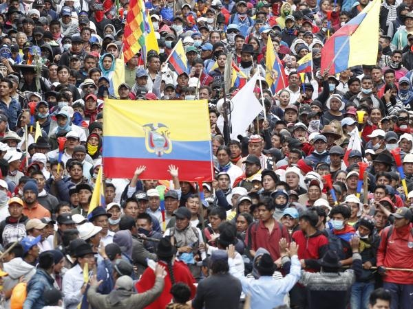 El presidente de Ecuador regresa a Quito; trabajadores e indígenas marchan