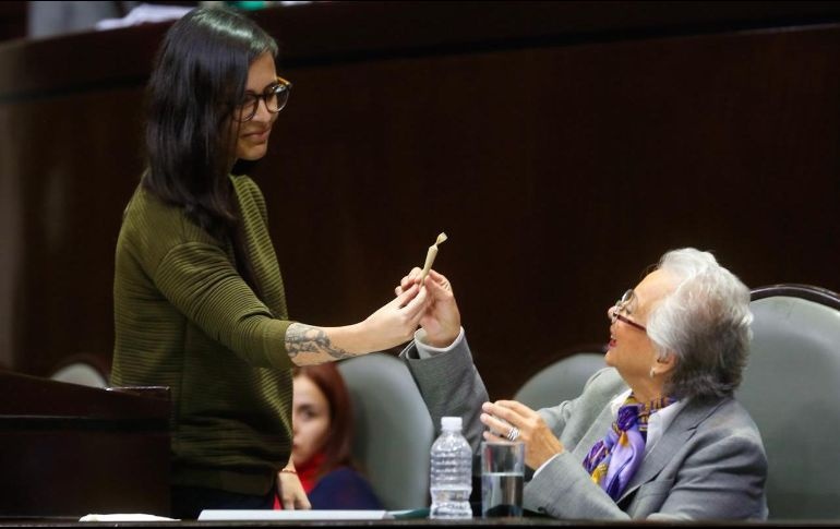 Con un “churro” le recuerdan a Sánchez Cordero su compromiso de legalizar la mariguana