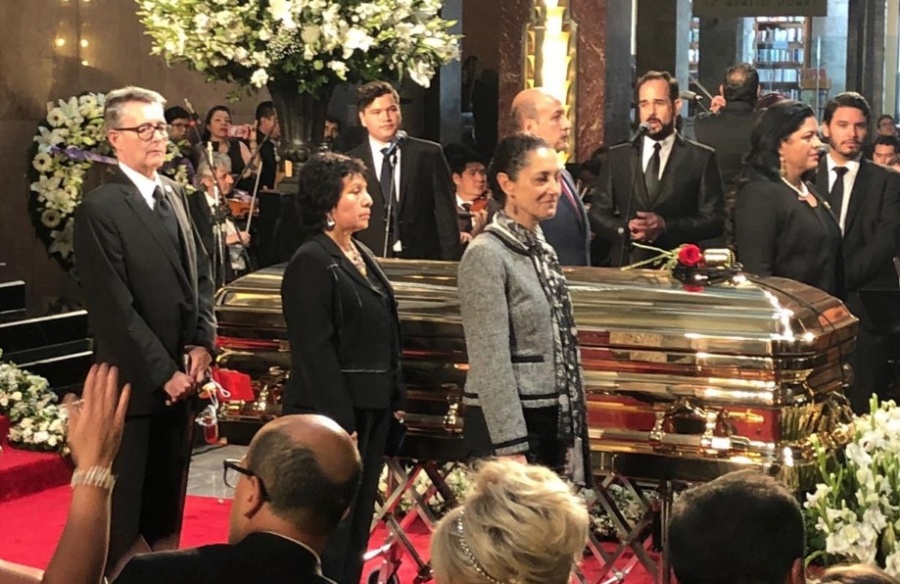 Sheinbaum monta guardia de honor en homenaje a José José