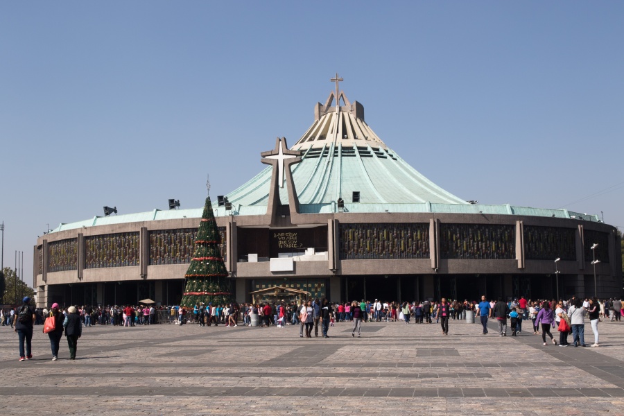 Fans de José José empiezan a llegar a la Basílica de Guadalupe