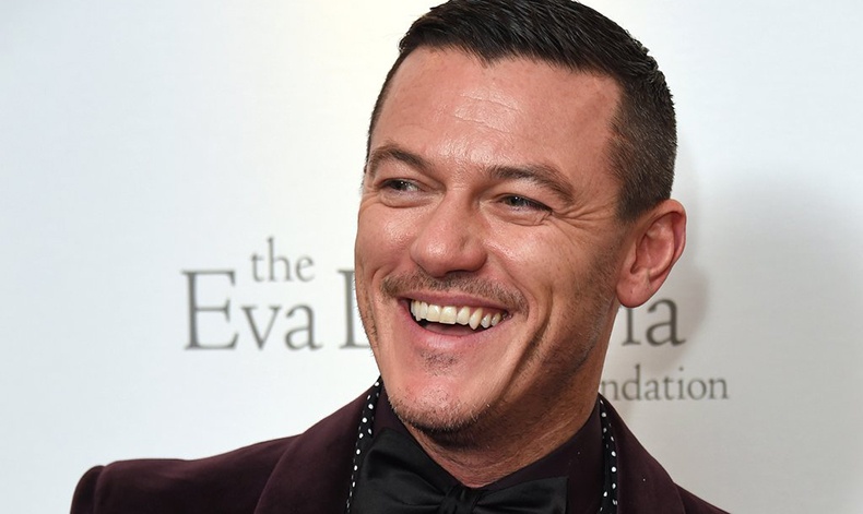 Luke Evans apuesta por la música; lanza álbum debut de covers