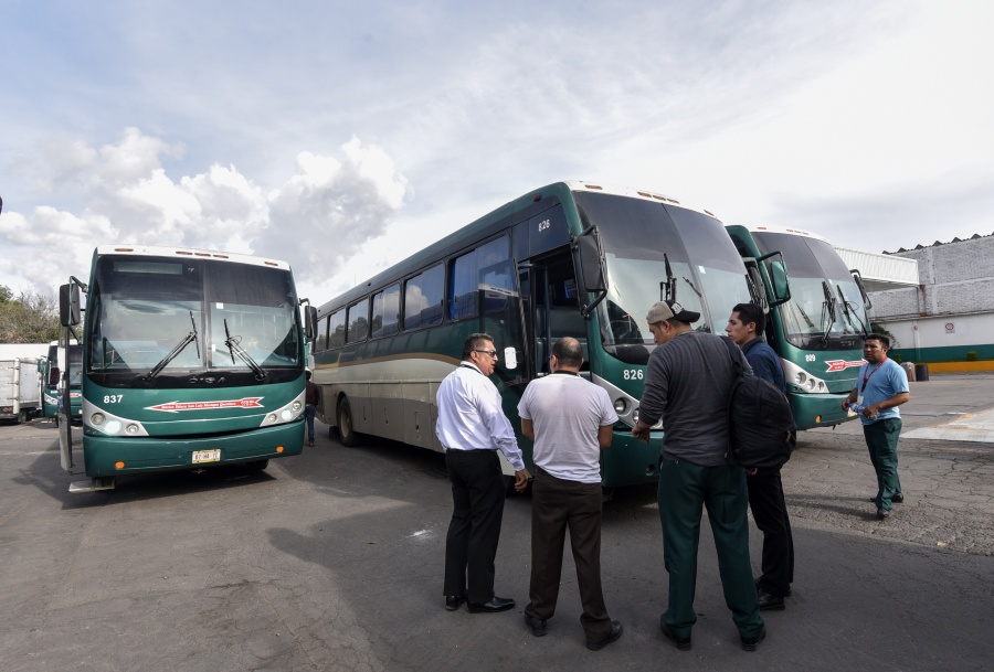 Dice AMLO que está resuelto, tema de normalistas que retuvieron choferes y autobuses